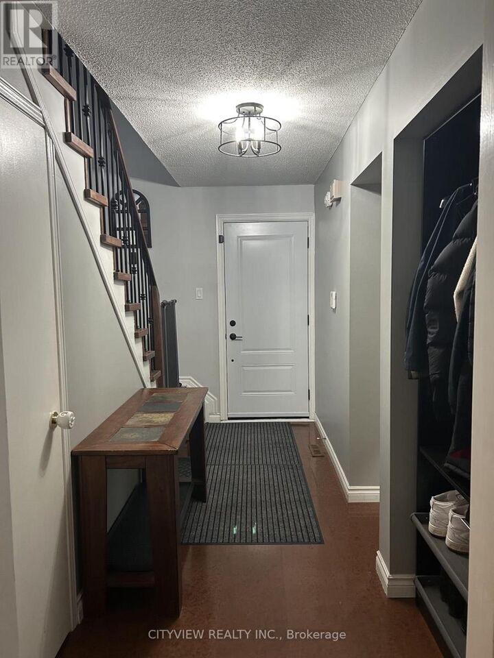 Property Photo:  7025 Hickling Crescent  ON L5N 5A6 