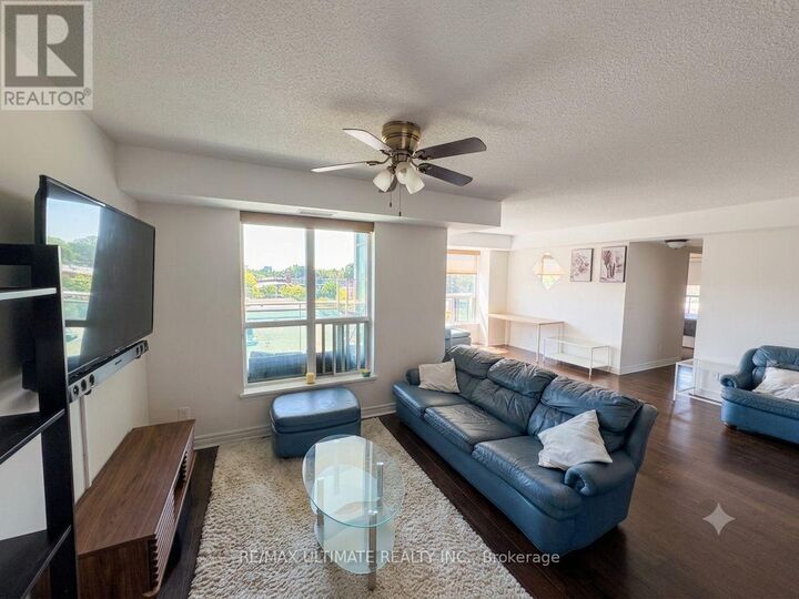 Property Photo:  60 Fairfax Crescent 425  ON M1L 0E1 