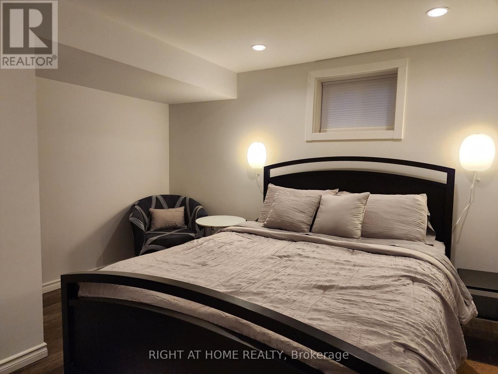 Property Photo: 1599 Sandgate Crescent Lower ON L5J 2E3
