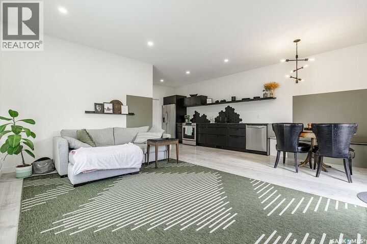 Property Photo:  1539 E Avenue N  SK S7L 1T9 