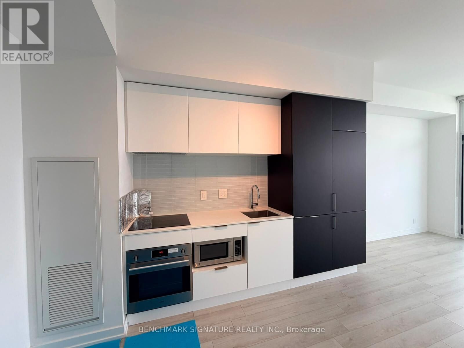 Property Photo:  33 Helendale Avenue 2613  ON M4R 0A4 