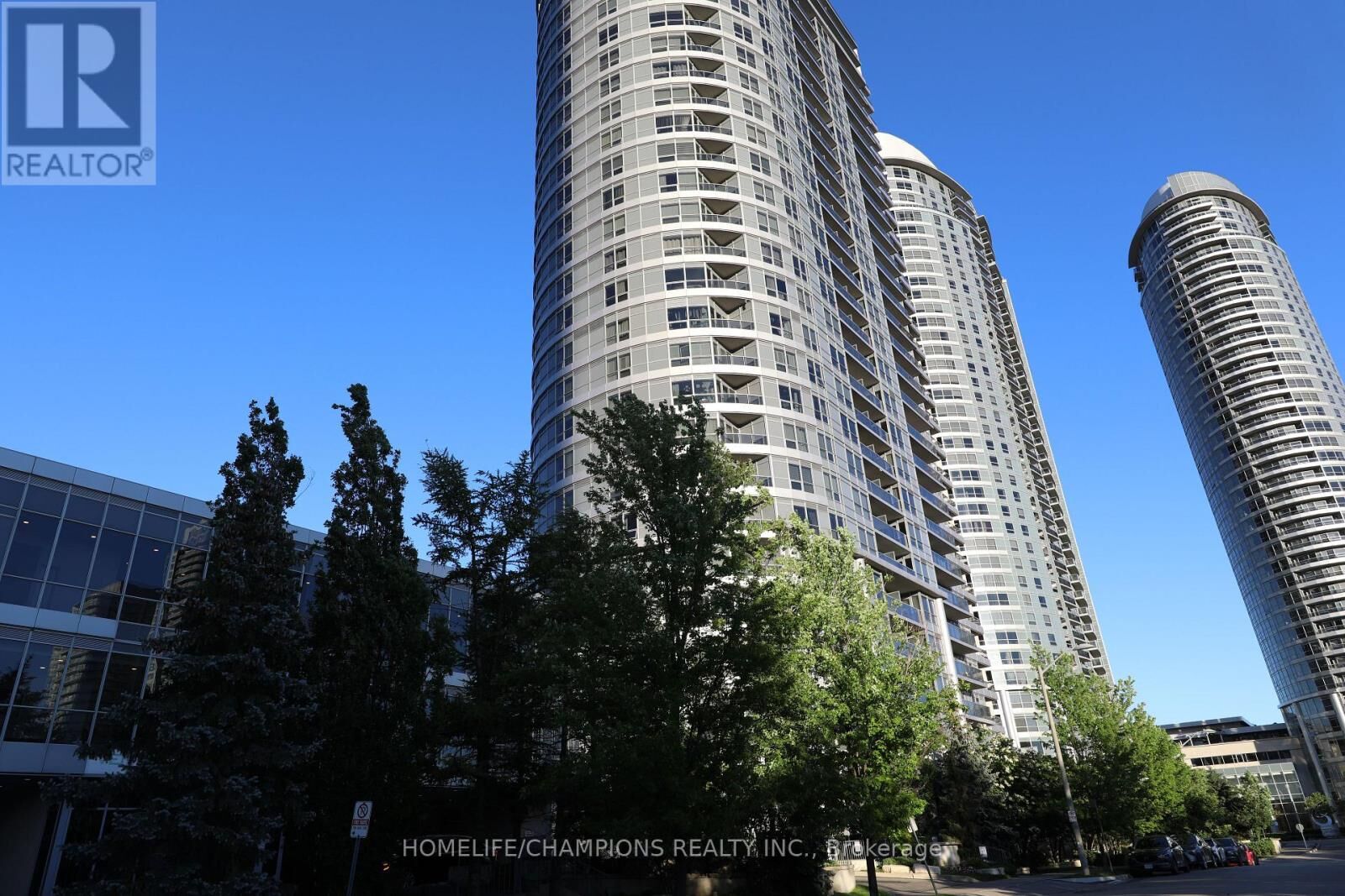 Property Photo: 151 Village Green Square 403 ON M1S 0K5