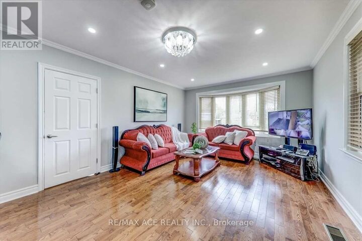 Property Photo: 132 Janray Drive Main ON M1G 1Y9