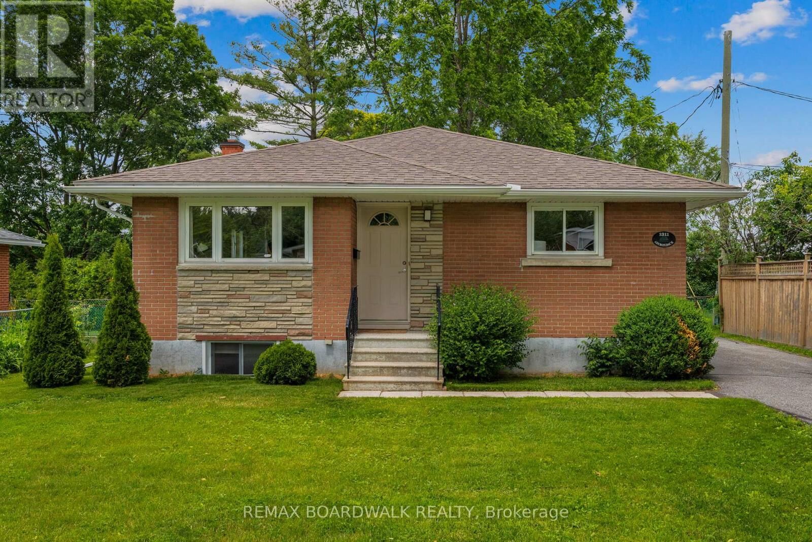 Property Photo: 1311 Adirondack Drive ON K2C 2V7