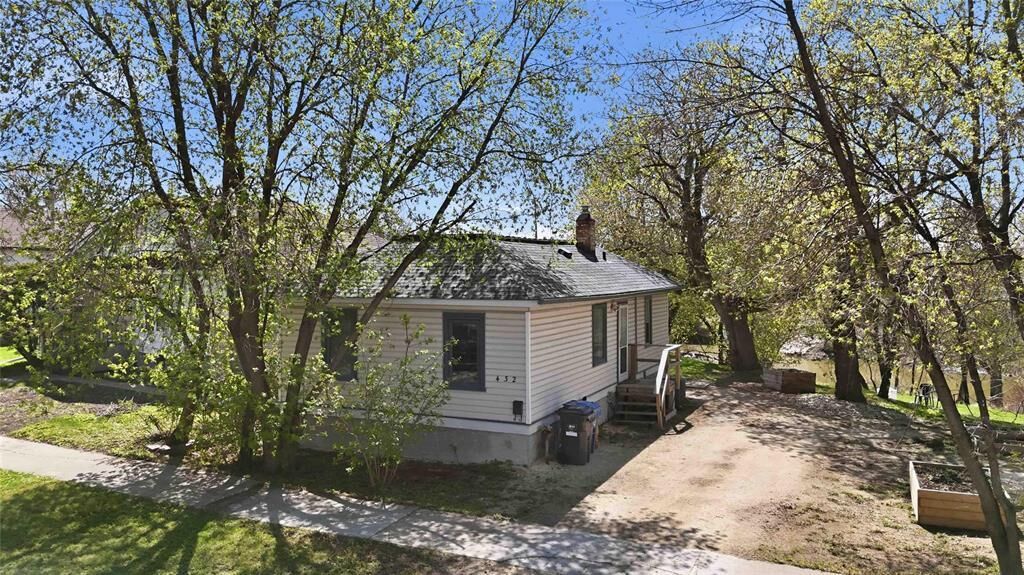 Property Photo: 432 Dumoulin Street MB R2J 0B8