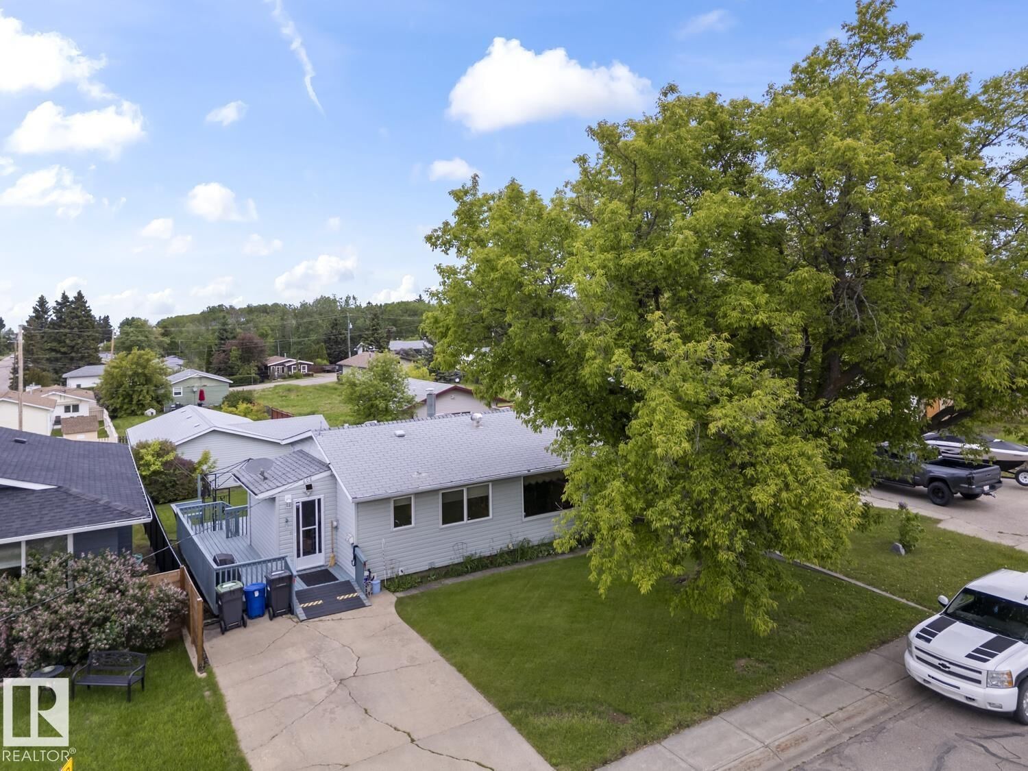 Property Photo:  608 17 Avenue  AB T9M 1L4 