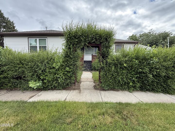 Property Photo: 302 12th Avenue SW ND 58554