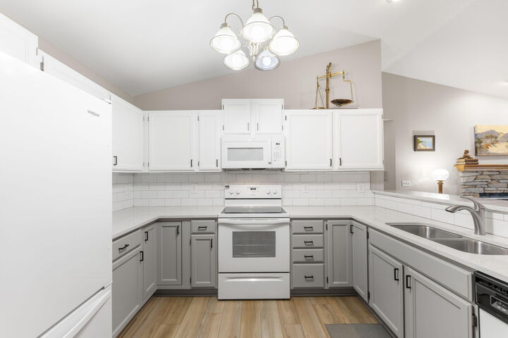 Property Photo:  104 Bur Oak Ln  WI 53024 