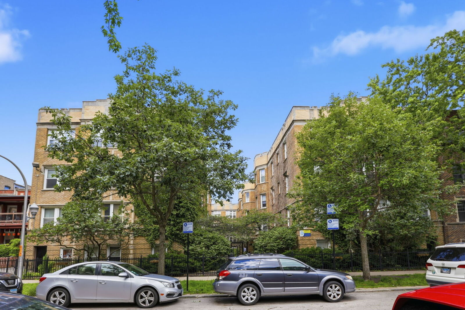 Property Photo: 1624 W Farwell Avenue 1D IL 60626