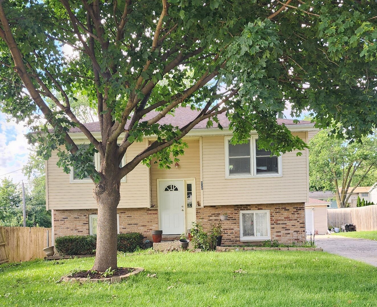 Property Photo:  420 Robinhood Drive  IL 60505 