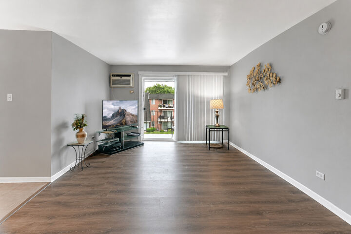 Property Photo: 12850 Crestbrook Court 10 IL 60418