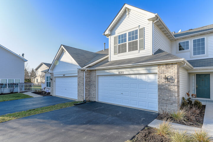 Property Photo: 1623 S Candlestick Way 1623 IL 60085