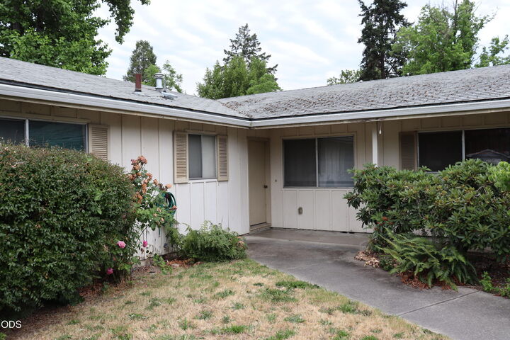 Property Photo: 711 SW Rogue River Avenue OR 97526