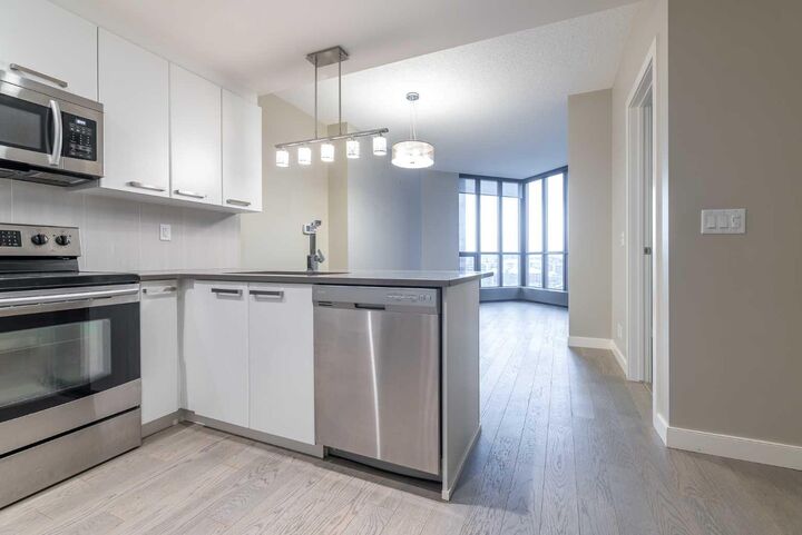 Property Photo: 225 11 Avenue SE 809 AB T2G 0G3