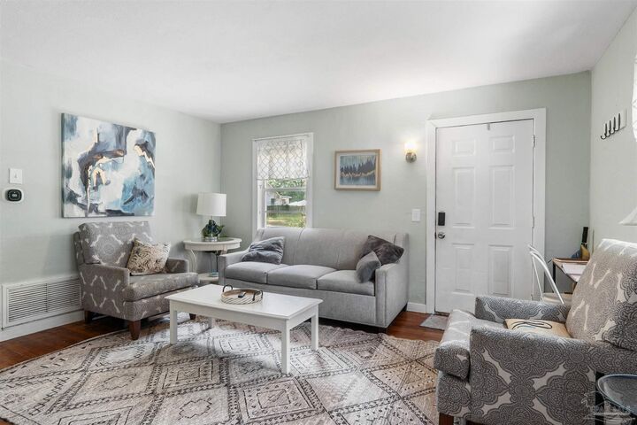 Property Photo: 530 S 1st St FL 32507