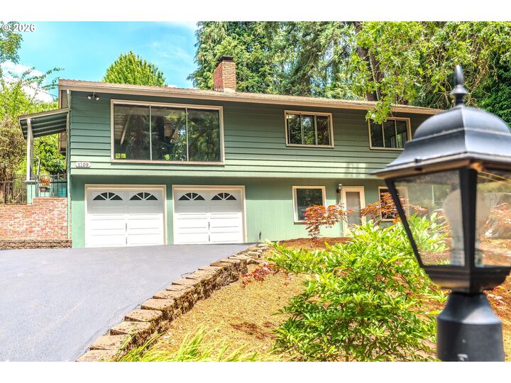 Property Photo:  1109 Charman St  OR 97045 