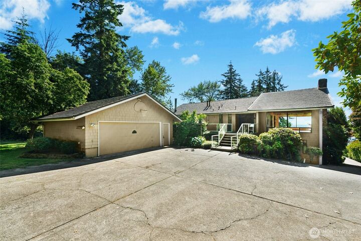 Property Photo:  4736  Somerset Avenue SE  WA 98006 