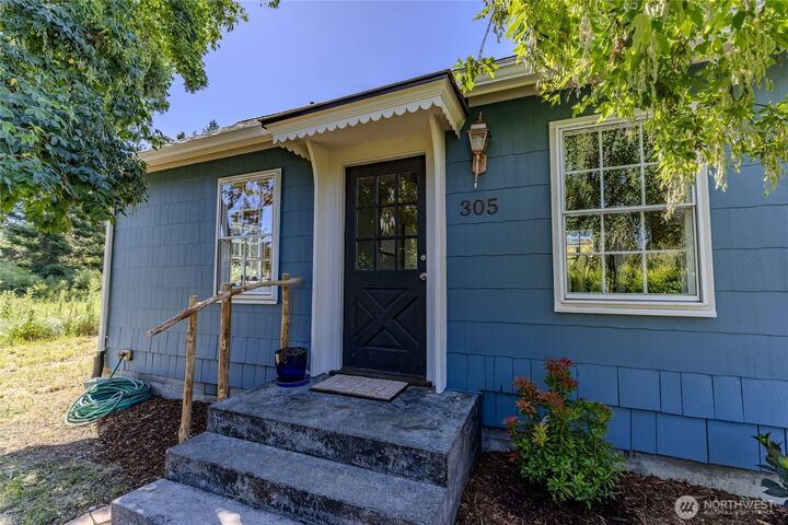 Property Photo:  305  49th Street  WA 98368 