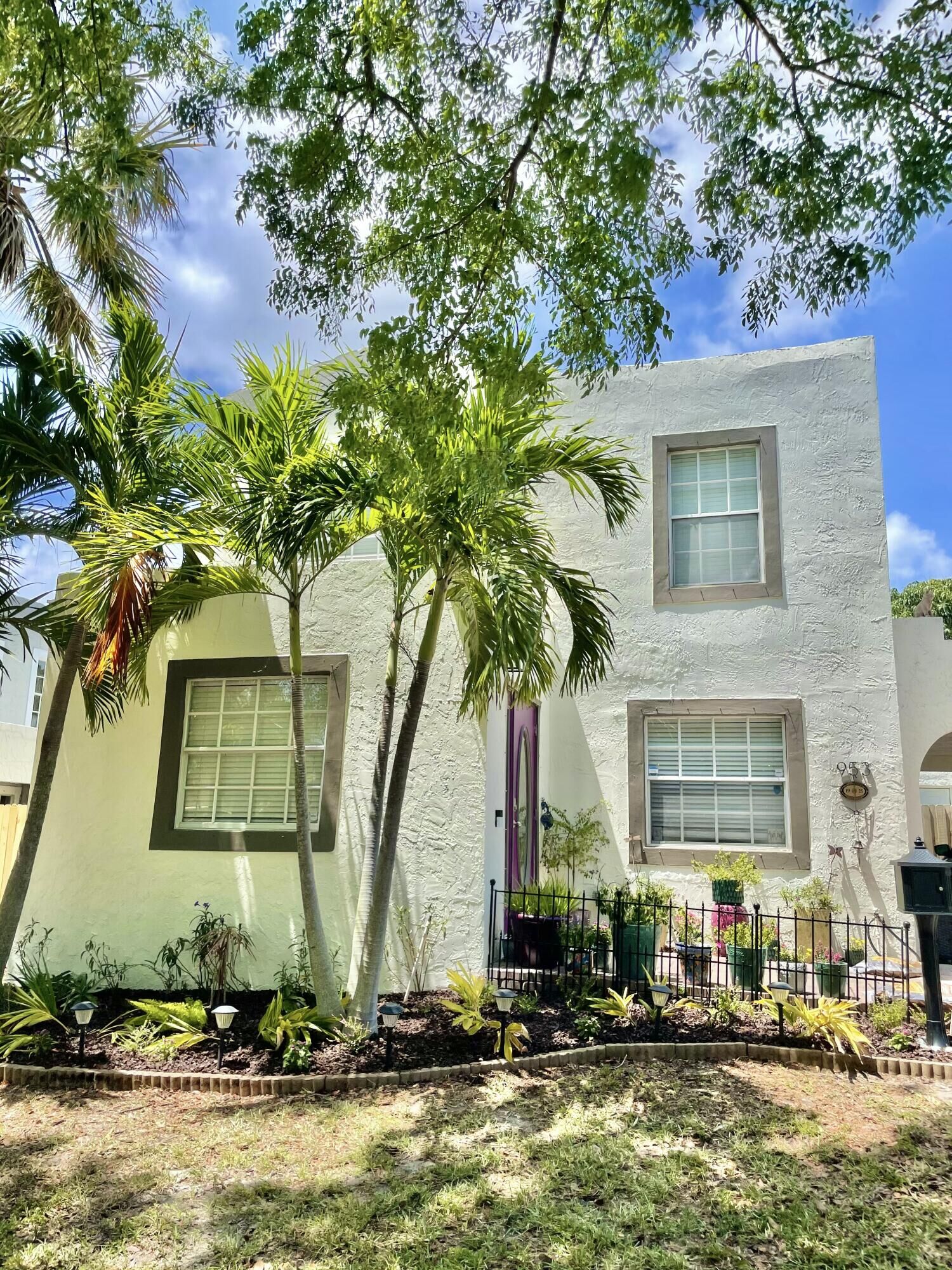 Property Photo: 953 39th Court FL 33407