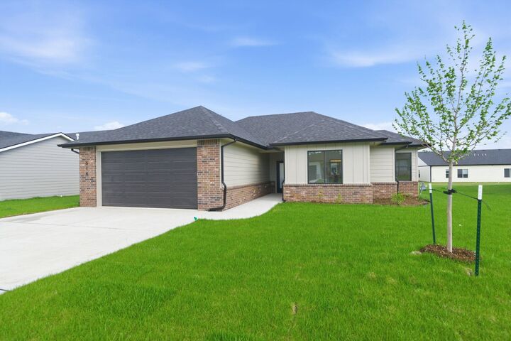 Property Photo: 614 E Elmwood St KS 67147-1124