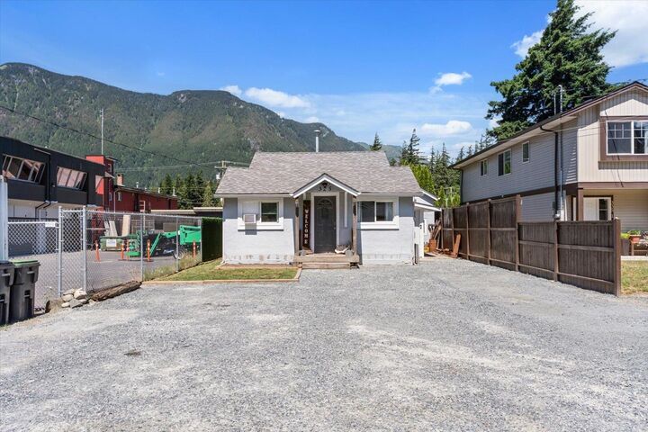 325 Hudson Bay Street — photo 1