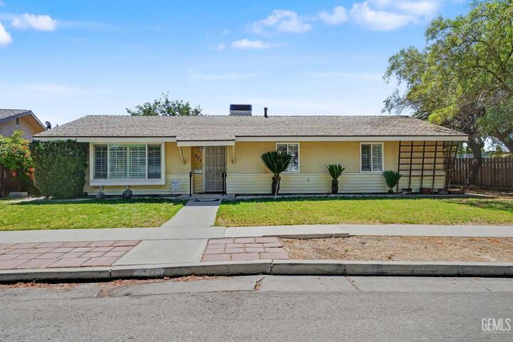Property Photo: 904 Bell Avenue CA 93268