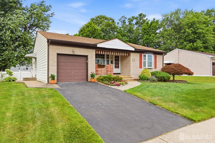Property Photo:  9 Brox Road  NJ 08817 