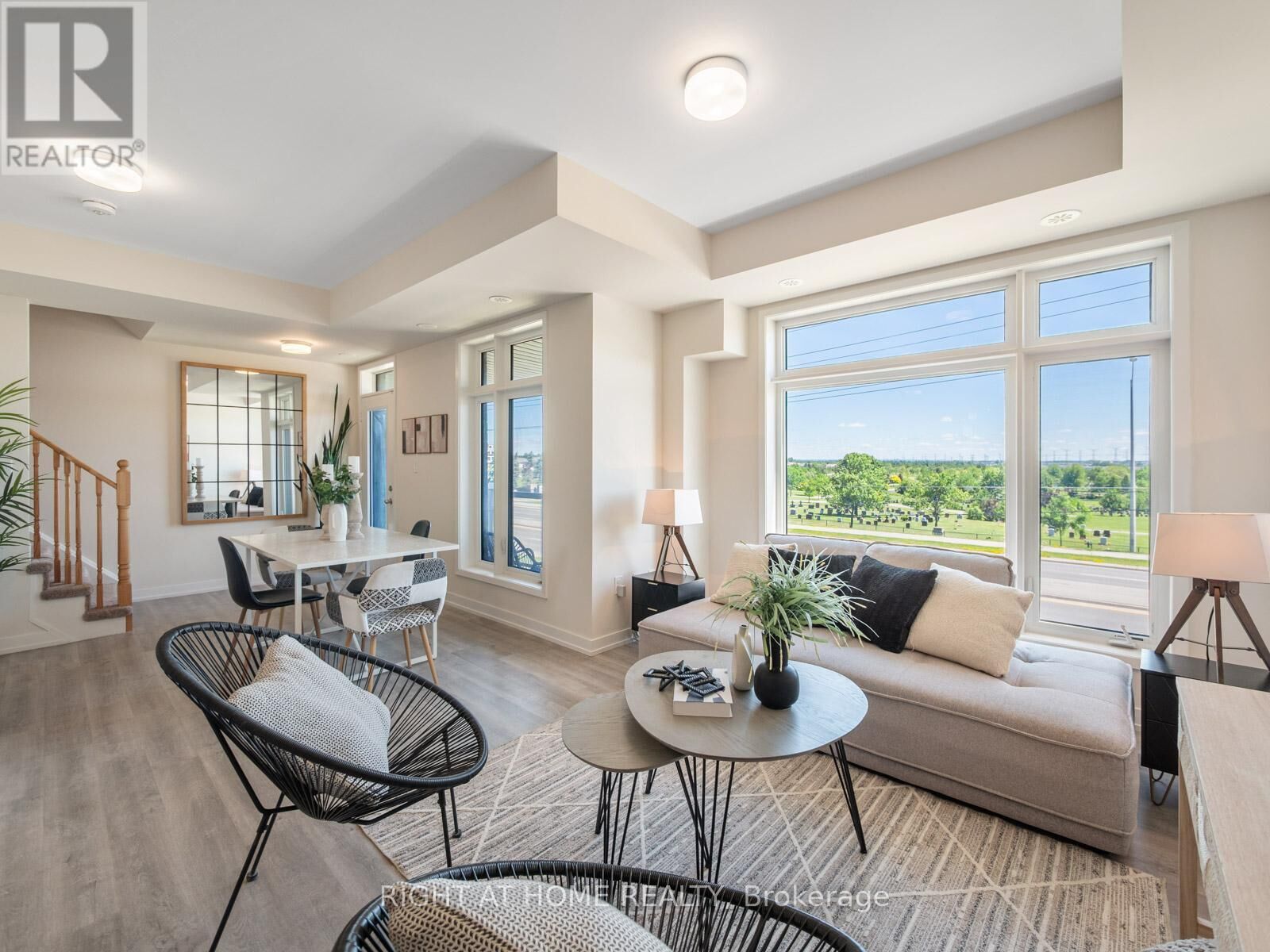 Property Photo:  2550 Castlegate Crossing 403  ON L1X 0H6 