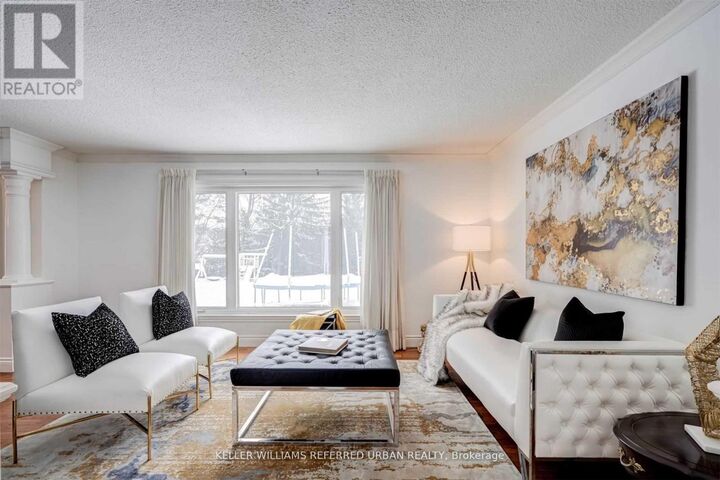 Property Photo:  135 Jennifer Crescent  ON M5G 1M1 