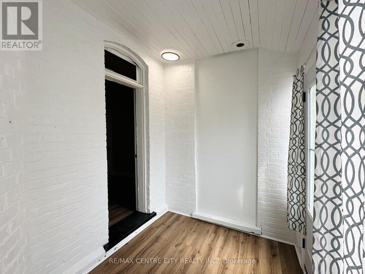 Property Photo: 81 Curtis Street Unit 1 ON N5P 1H9