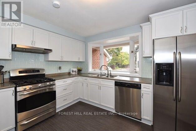 Property Photo:  105 Parkview Hill Crescent  ON M4B 1R5 