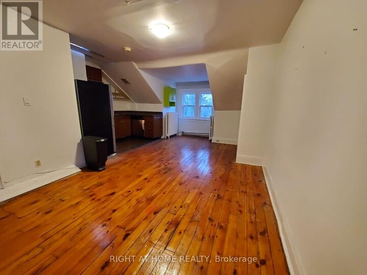 Property Photo: 178 Spadina Road 5 ON M5R 2T8