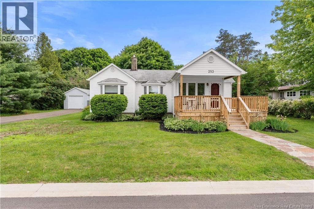 Property Photo:  253 Elizabeth Street  NB E4P 1R4 