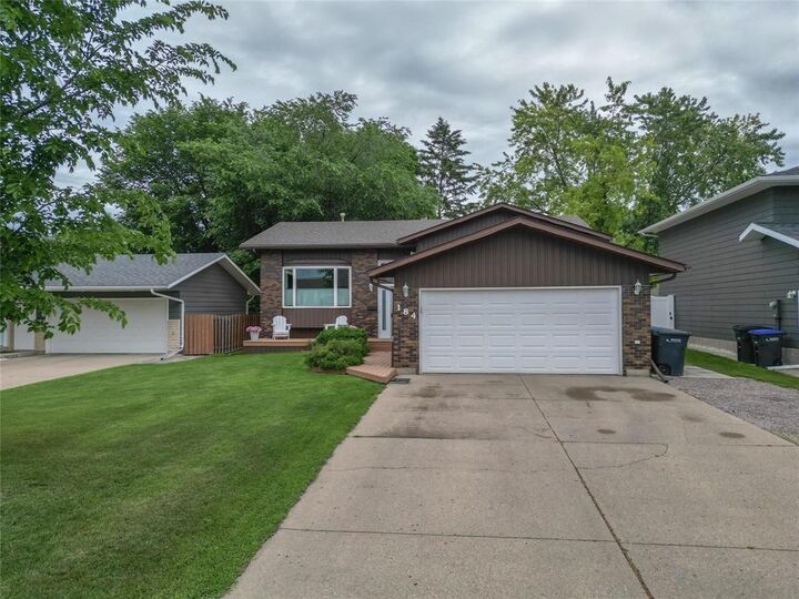 Property Photo:  184 Prairie Crescent  MB R7B 3S6 