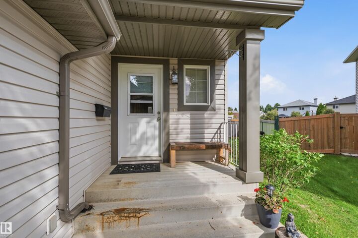 Property Photo:  21207 90ave NW  AB T5T 6Z1 