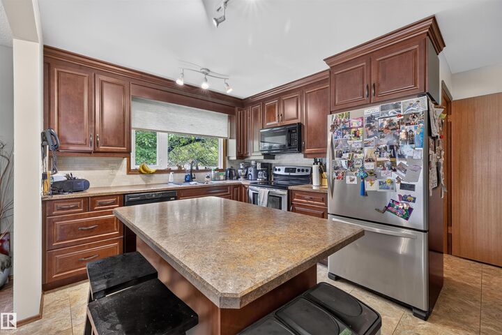 Property Photo:  18 Glenbrook Boulevard  AB T8A 2Z1 