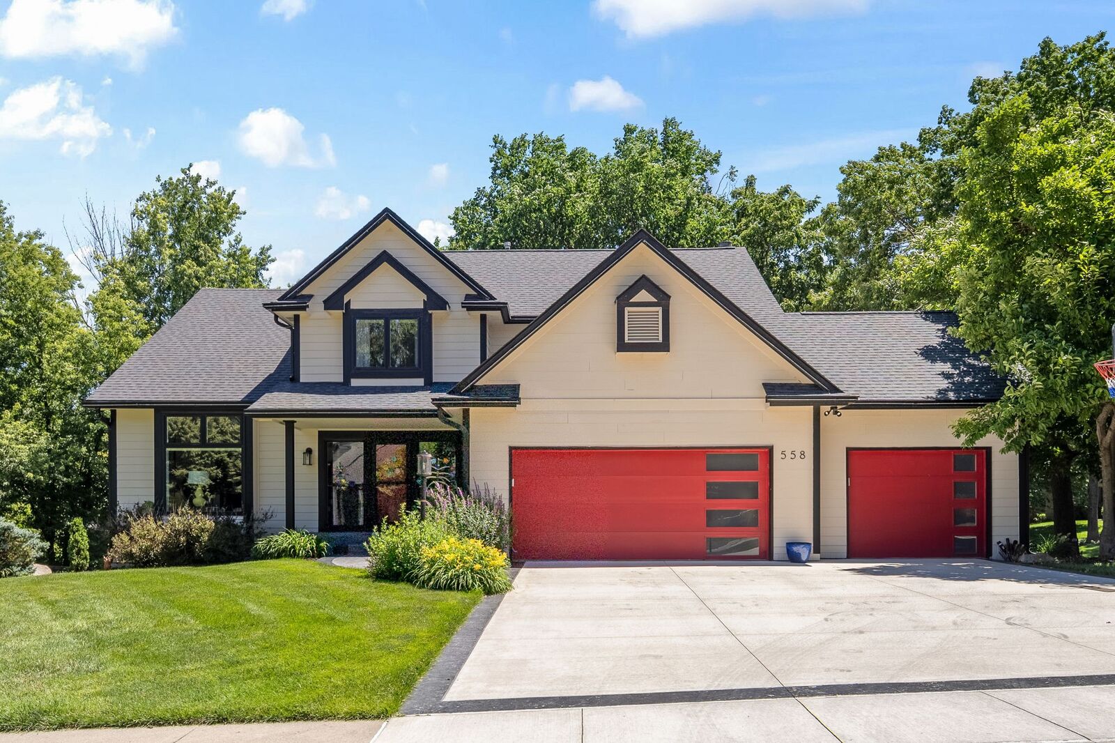 Property Photo: 558 S 34th Court IA 50265