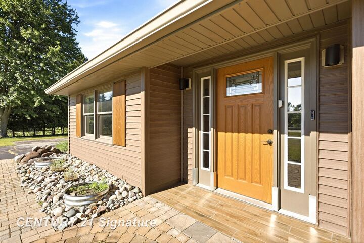Property Photo: 4065 N River Road MI 48623