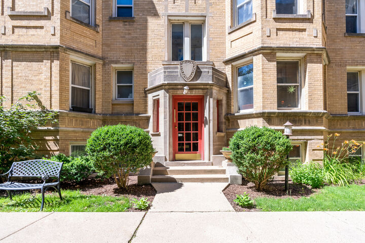Property Photo: 6819 N Lakewood Avenue 3E IL 60626