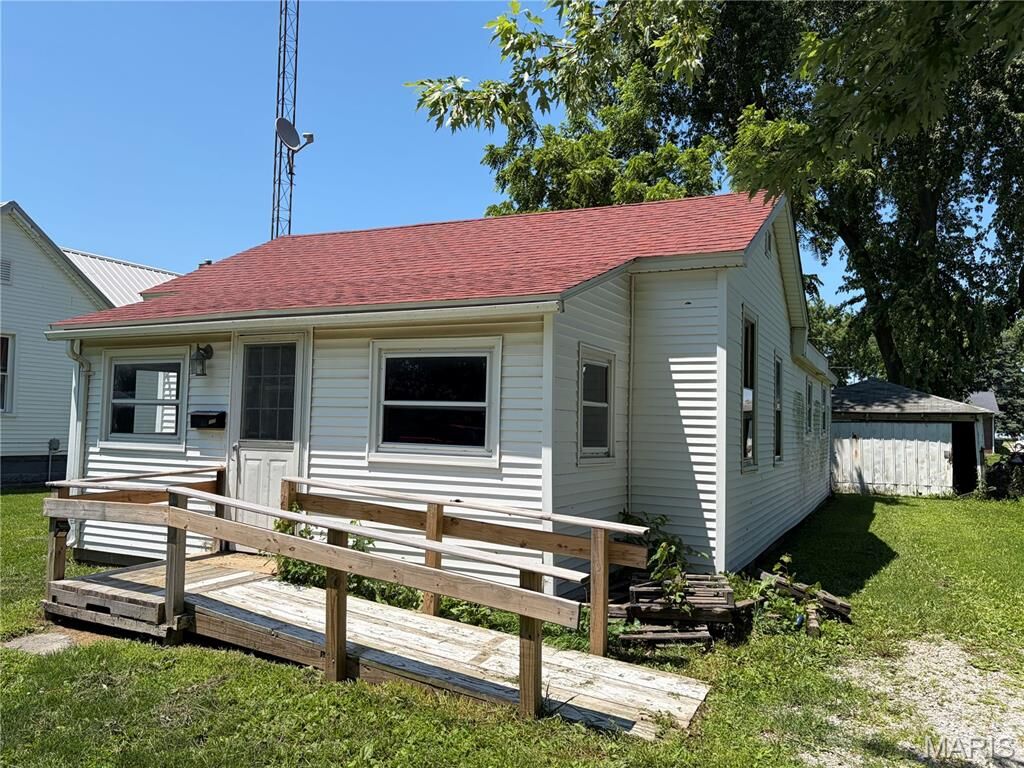 Property Photo:  117 S Grant Street  IL 62056 