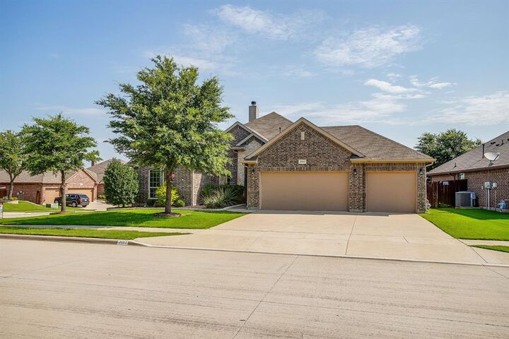 Property Photo: 2101 Rosalinda Pass TX 76131
