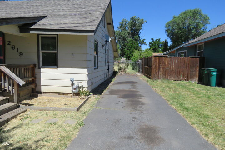 Property Photo: 2619 Scott Street OR 97601