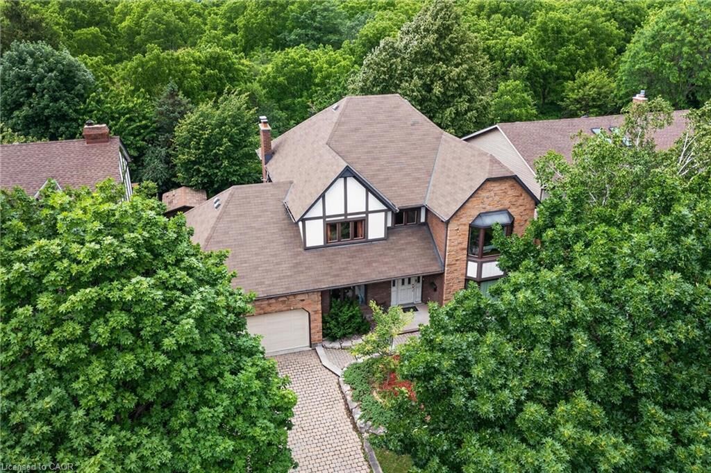 Property Photo: 20 Tamwood Court ON L8J 2L2
