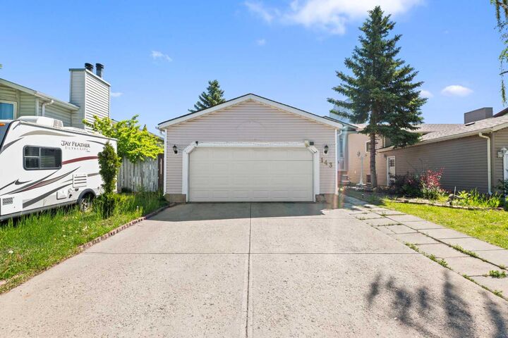Property Photo:  143 Castlebrook Rise NE  AB T3J 1Y3 