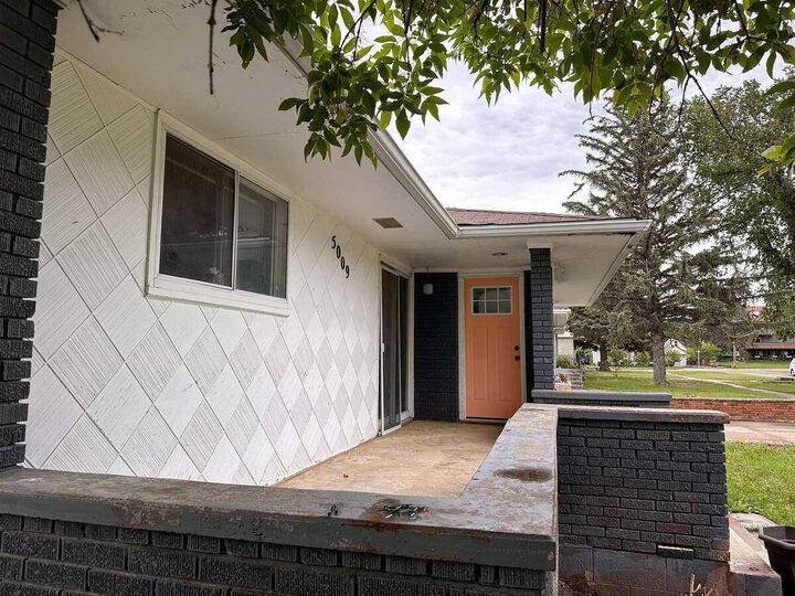 Property Photo:  5009 51 Avenue  AB T1G 1N3 