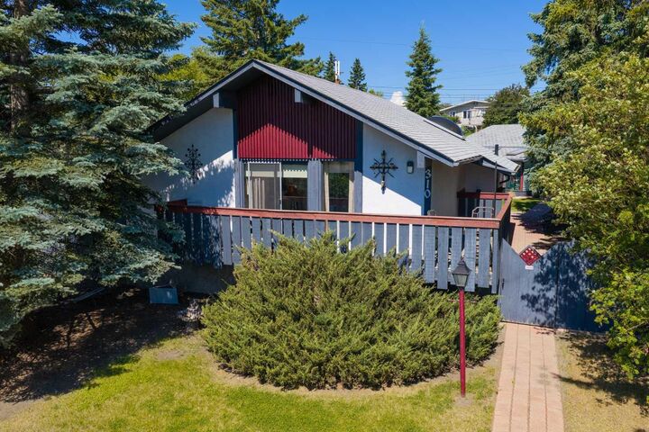 310 Huntham Place NE — photo 1