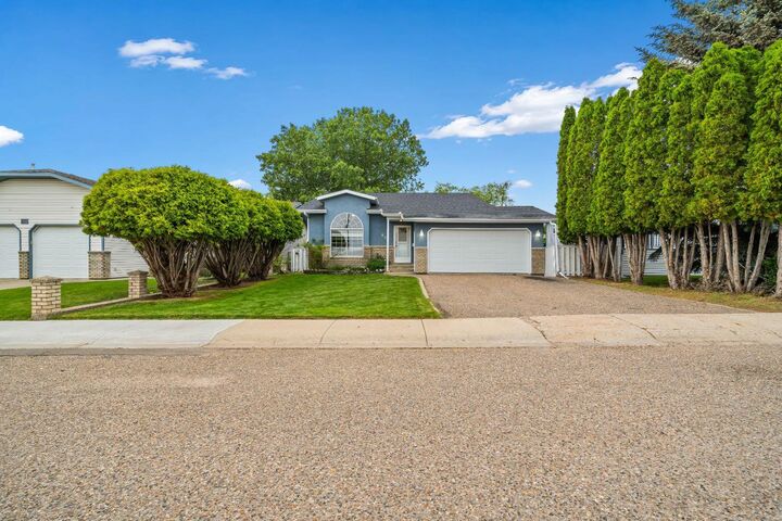 Property Photo:  806 7 Street SE  AB T0J 2P0 