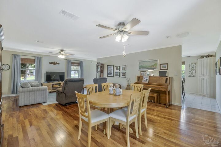 Property Photo:  219 Norwich Dr  FL 32561 