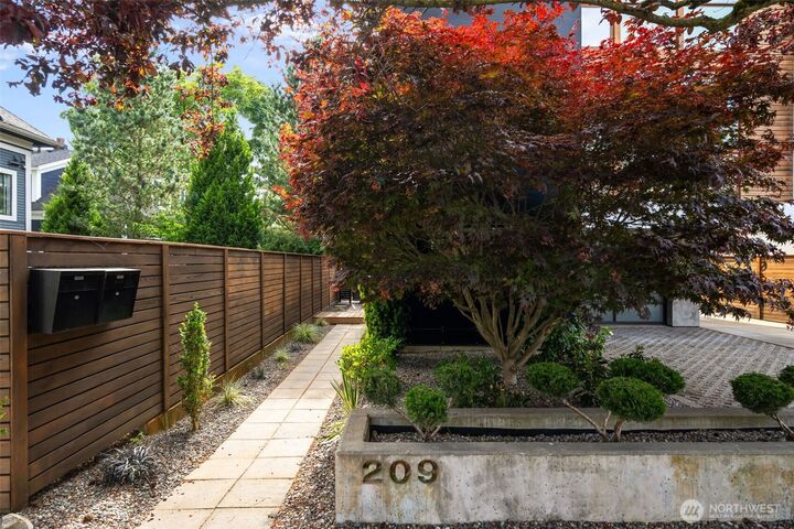 Property Photo:  209  12th Ave E  WA 98102 