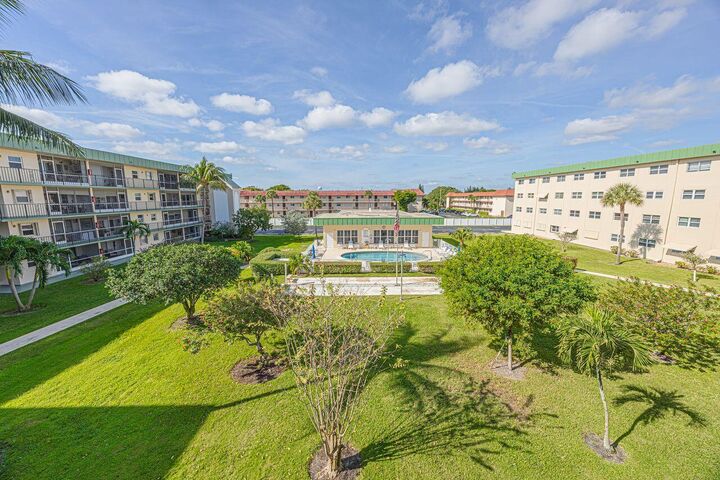 Property Photo: 808 SE 7th Street 305 FL 33441